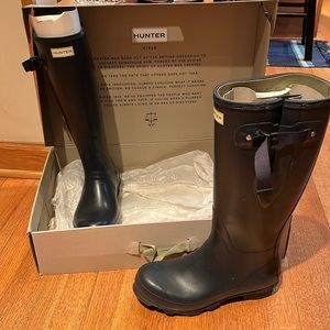 Hunter Navy tall rain boots mens US size 10UK size 9…hardly ever worn like new